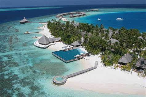 5 gorgeous underwater hotels to check out