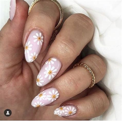 Daisy Nails | Cute and Floral Nail Art