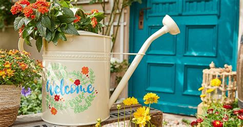 Countryside-chic upcycling – a watering can becomes a cute flower pot ...