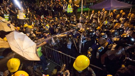 Hong Kong protesters advance to business district