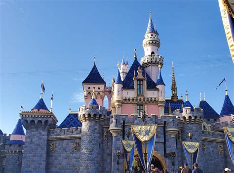 Disneyland, Disney World, Disneyland Paris to temporarily close amid coronavirus fears - CNET