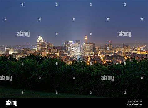 Cincinnati Skyline at Sunrise from Bellevue Hill Park Stock Photo - Alamy