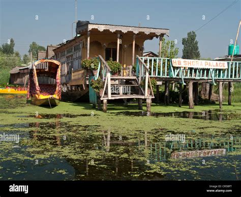 Kashmir india houseboat hi-res stock photography and images - Alamy