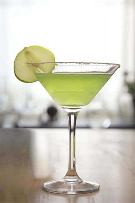 Easy Appletini Cocktail Recipe – Mix That Drink