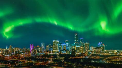 Edmonton_Skyline_Northern-Lights | Canada Rail Vacations