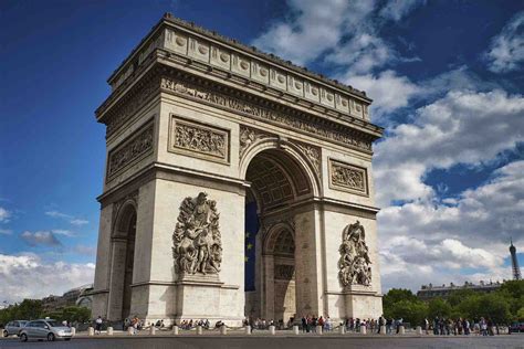 The Arc de Triomphe and its view over Paris >> Free for children under 18