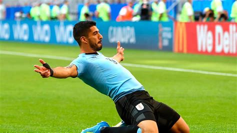 Suárez and Uruguay top Group A