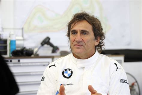 Alex Zanardi suffers head injury in paracycling crash