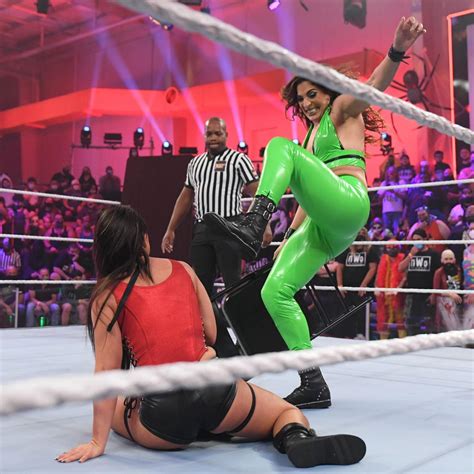 WWE Women 🌼🐰, Raquel Gonzalez(c) vs Mandy Rose - Trick or Street...