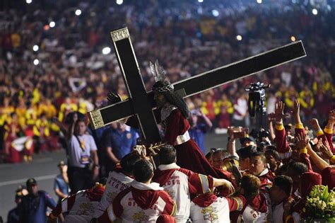 Black Nazarene: Thousands join annual statue parade in Manila - BBC News