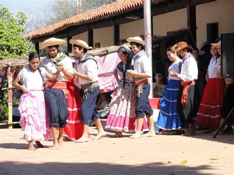 21. Paraguayan Folklore Day at the Colegio – traditional dances | Encantada Paraguay