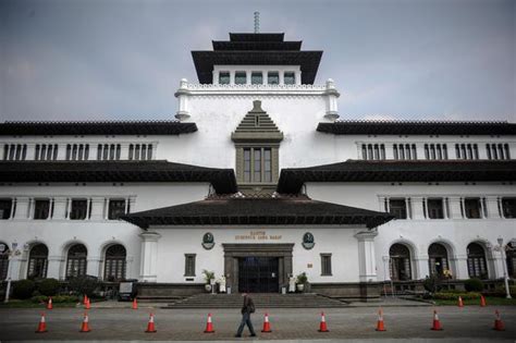 Wisata Sejarah di Gedung Sate Bandung - Nasional Katadata.co.id