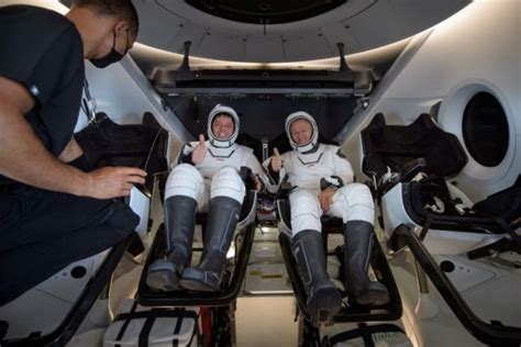 NASA astronauts splash down safely in SpaceX capsule - Breitbart