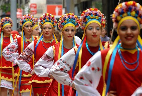 Dancers participate in 6th Int'l Folklore Festival in Santiago, Chile - People's Daily Online