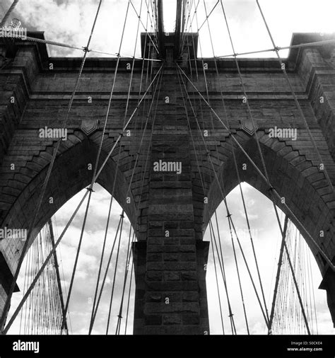 The Brooklyn Bridge photographed in black and white Stock Photo - Alamy