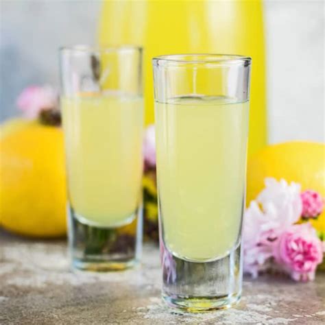 Lemoncello (Easy Homemade Limoncello) | Bake It With Love