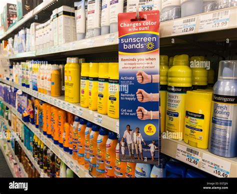 Pharmacy aisle shelves usa hi-res stock photography and images - Alamy