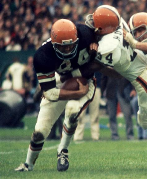 Bengals TE Bob Trumpy carries the ball after catching a pass vs. the ...