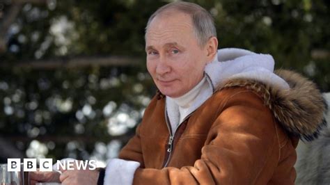 Coronavirus: Russia's Putin gets vaccine but without cameras - BBC News