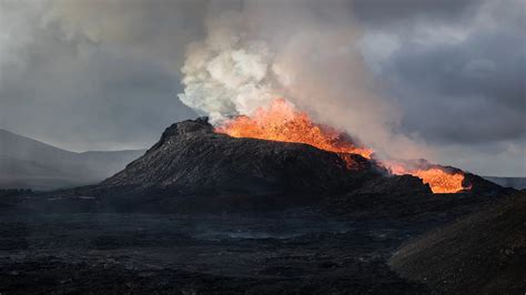 Icelandic Volcano Eruption: Iceand Recorded 2200 Earthquakes In 24 Hours - Vo Truong Toan High ...