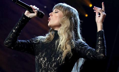 Rock and Roll Hall of Fame Brings Lovefests Between Taylor Swift and Carole King, Drew Barrymore ...