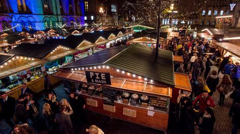 Manchester Christmas markets to return with 'crowd control' - BBC News