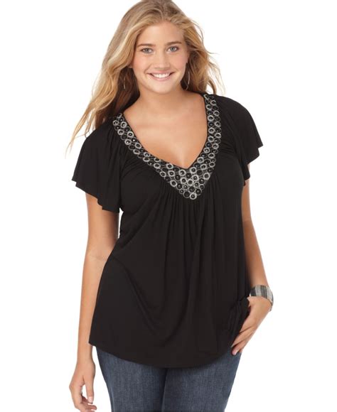 Best Form-Flattering Necklines in Tops For Plus Size Women - Lurap Clothing