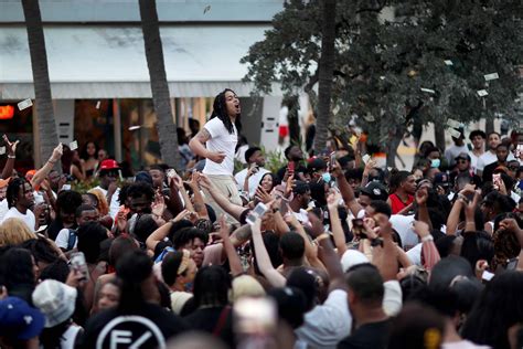 Miami Beach declares state of emergency due to spring break crowds - ABC News