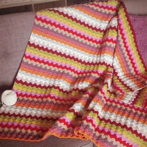 Stunning Interlocking Shell Ripple Crochet Blanket