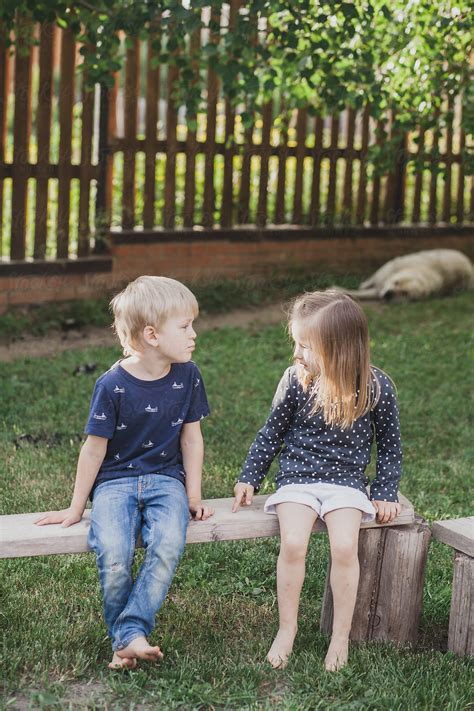 «Cute Kids Couple Sitting On The Bench» del colaborador de Stocksy «Irina Efremova» - Stocksy