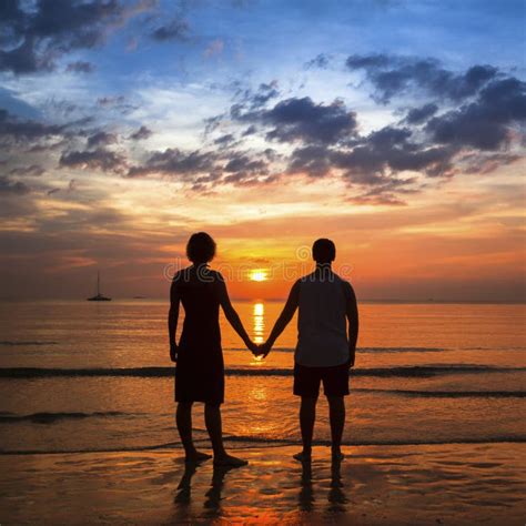 Yoga De Pratique De Jeunes Couples Sur La Plage Au Coucher Du Soleil Photo stock - Image du ...