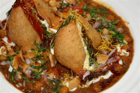 Sabrini Choley Samosa Chaat | Samosa chaat, Indian street food recipes, Indian street food