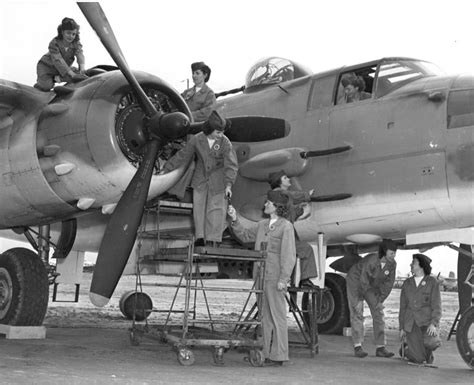 Women Marine Mechanics Work on PBJ at Cherry Point – Women of World War II