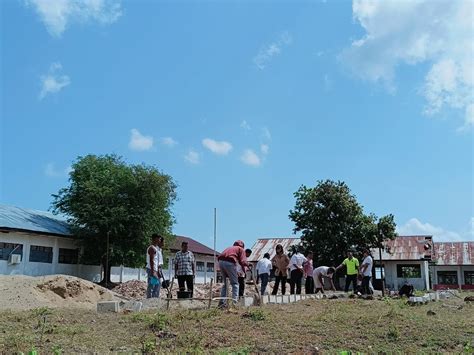 Guru & Siswa SMKN Pantai Baru Gotong Royong Bangun Lapangan Volly - SMKN 1 Pantai Baru