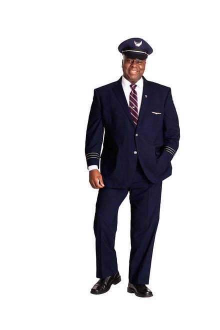 United Airlines unveils look for new employee uniforms