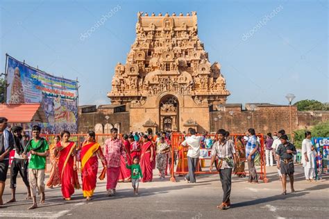 Hindu pilgrims visiting Brihadisvara Temple – Stock Editorial Photo © Cornfield #86905264