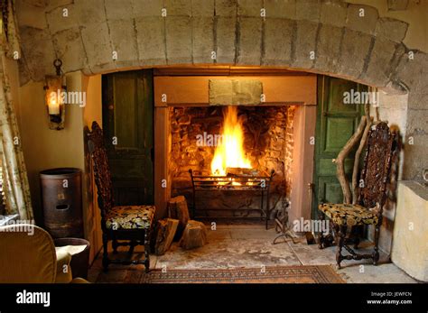 Roaring fire hi-res stock photography and images - Alamy