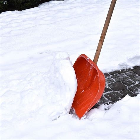 5 Different Types of Snow Shovels and Their Uses