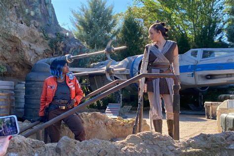 PHOTOS: Star Wars: Galaxy's Edge Characters Appearing in More Locations ...