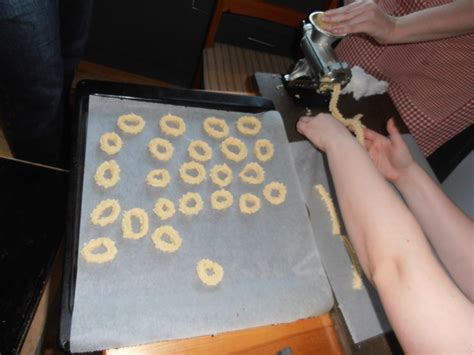 Vanilla Wreaths - a danish traditional Christmas cookie - Postej & Stew