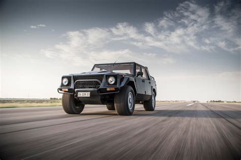 Lamborghini LM002 is an SUV from another time - CNET