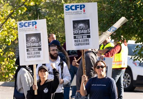 Striking dockworkers shut down 2 Port of Montreal terminals | CBC News