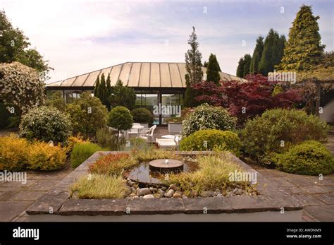 A COURTYARD GARDEN WITH A MODERN WATER FEATURE UK Stock Photo: 9456904 ...