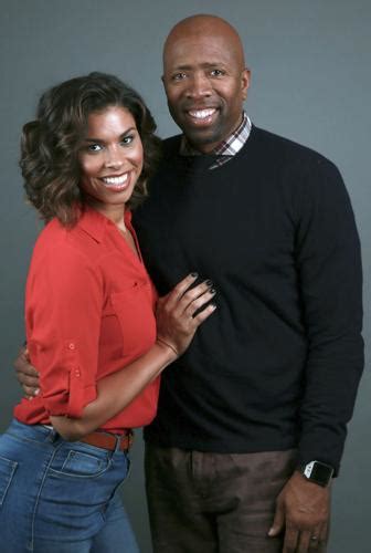 Kenny Smith and his wife invite viewers to 'Meet the Smiths'