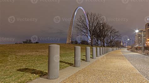 View of the Gateway Arch in St. Louis from Gateway Park at night 15176885 Stock Photo at Vecteezy