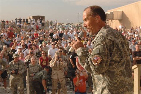 Lee Greenwood entertains troops on Patriotic World Tour > Air Force > Article Display