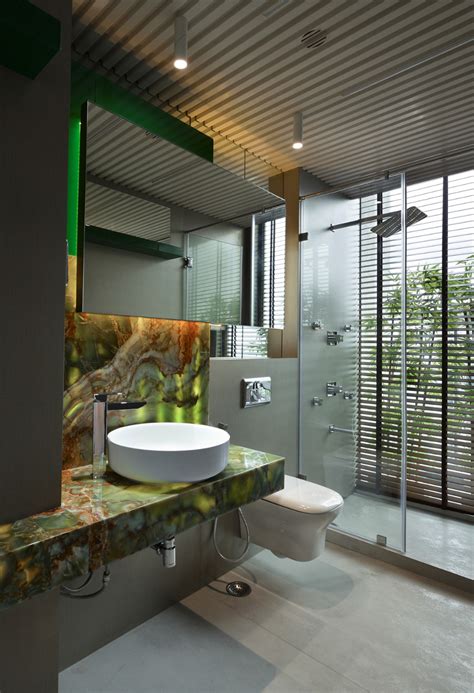 DUPLEX AT OBEROI EXQUISITE - Contemporary - Bathroom - Mumbai - by FACILIS architecture and ...