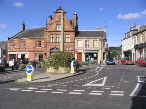 Melrose Town Centre one-way traffic... © Walter Baxter cc-by-sa/2.0 :: Geograph Britain and Ireland