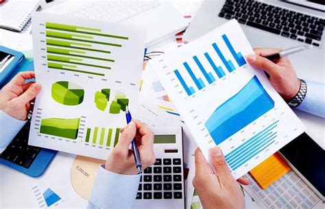 Understanding Financial Analyst vs. Actuary