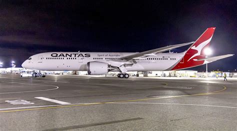 Qantas' first 787 Dreamliner : aviation